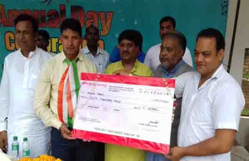 चेक- पदक विजेता को सम्मानित करते लोग