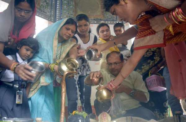 Photo Gallery : चक्रधर नगर दुर्गा मंदिर में मिट्टी का शिवलिंग बनाकर श्रद्धालुओं ने की विशेष पूजा अर्चना