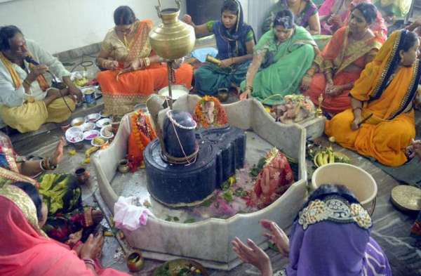 Photo Gallery : चक्रधर नगर दुर्गा मंदिर में मिट्टी का शिवलिंग बनाकर श्रद्धालुओं ने की विशेष पूजा अर्चना