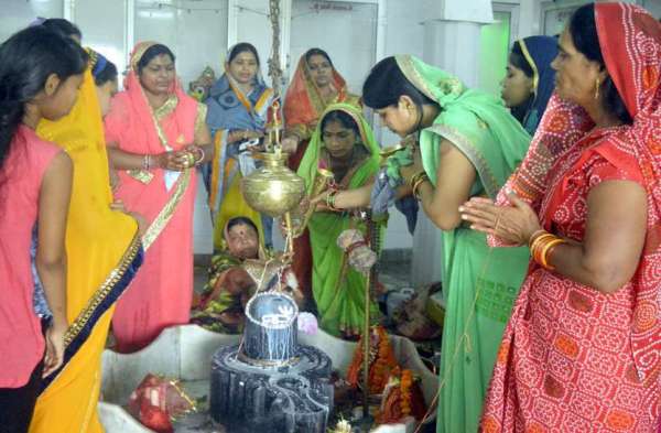 Photo Gallery : चक्रधर नगर दुर्गा मंदिर में मिट्टी का शिवलिंग बनाकर श्रद्धालुओं ने की विशेष पूजा अर्चना