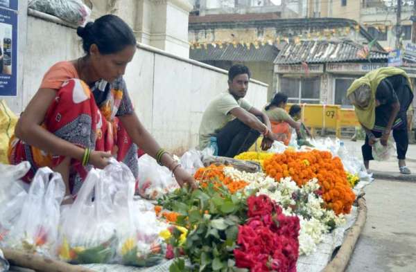 Photo Gallery : चक्रधर नगर दुर्गा मंदिर में मिट्टी का शिवलिंग बनाकर श्रद्धालुओं ने की विशेष पूजा अर्चना