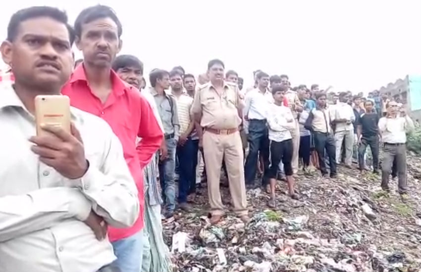 वीडियोः तालाब के दलदल में शव को खोजने के लिए पुलिस ने की ऐसी हरकत, जिसे सुनकर चौंक जाएंगे आप