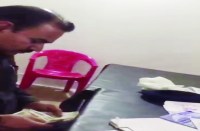 चोरी के एक आरोपी पर गैर जमानती अपराध को जमानती बनाने का आरोप