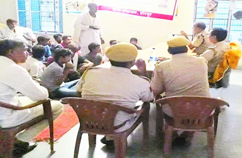 निकटवर्ती शेरपुर में जनसुनवाई में एएसपी को समस्या बताते ग्रामीण।
