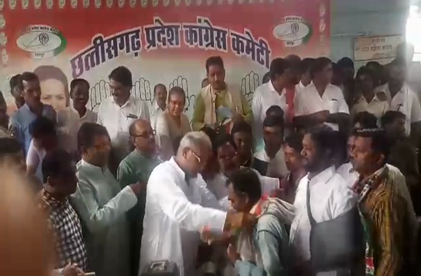 चुनाव से पहले जोगी कांग्रेस को तगड़ा झटका, बड़ी संख्या में कार्यकर्ता कांग्रेस में हुए शामिल