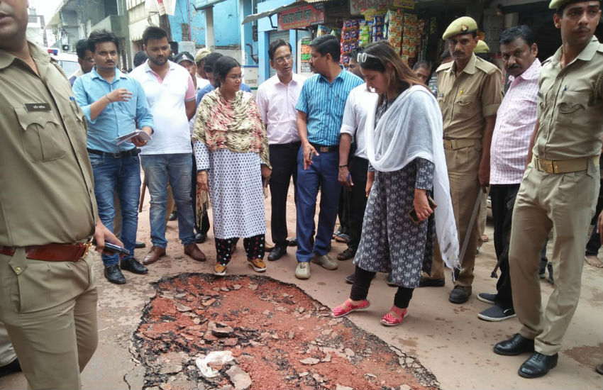 जमीन में धंसी सड़क तो डीएम ने सुनाया ऐसा आदेश जिसे सुनकर पसीना-पसीना हो गए जल निगम के एक्सईएन, देखें वीडियो