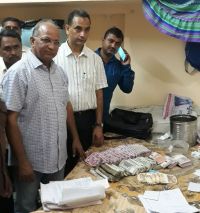 Seized 50 lakh rupees from the contractor's house
