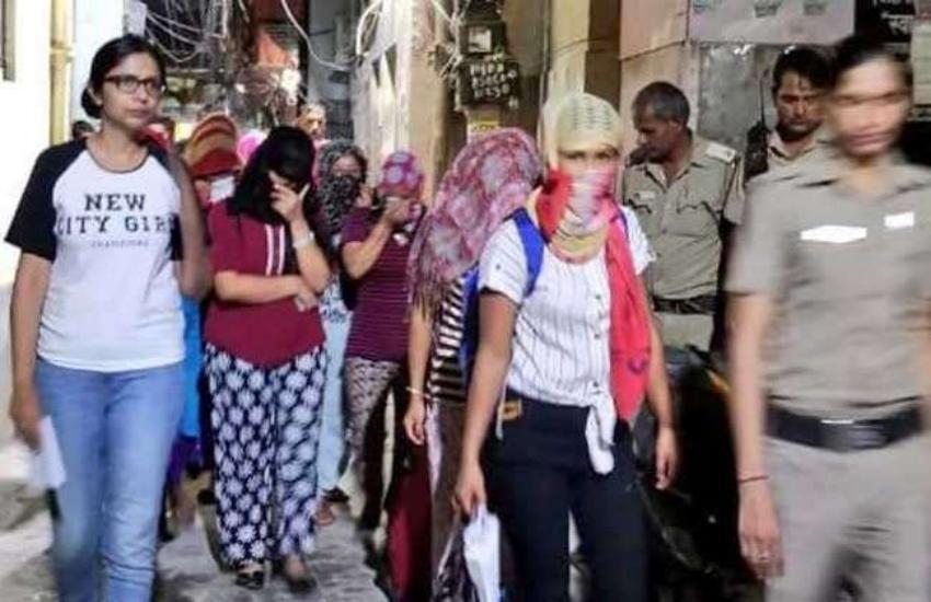 नई दिल्ली रेलवे स्टेशन के पास एक होटल से छुड़ाई गईं 53 नेपाली लड़कियां, वेश्यावृत्ति में धकेलने का संदेह