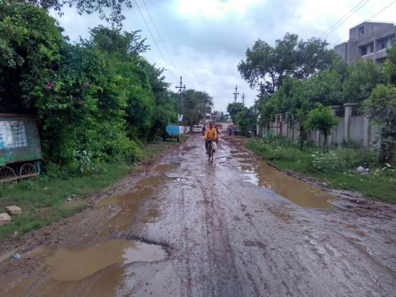 It is forbidden to go on this road of the doctor colony at night ...