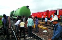 पटरी से उतरे चार तेल टैंकर