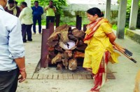 पांच बेटियों ने पुरानी परंपरा को तोड़ते हुए मृत पिता के अंतिम संस्कार में हुईं शामिल, बड़ी बेटी ने पिता को दी मुखाग्नि