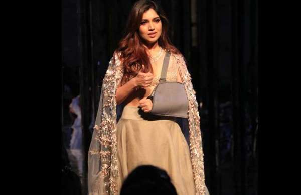 janhvi kapoor madhuri dixit sara ali khan ramp manish malhotra show