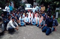 सड़क नहीं बनने से परेशान थे लोग, अब सड़क बन जाने के बाद भी परेशानी नहीं हुई कम, युवा सेना ने निगम को घेरा