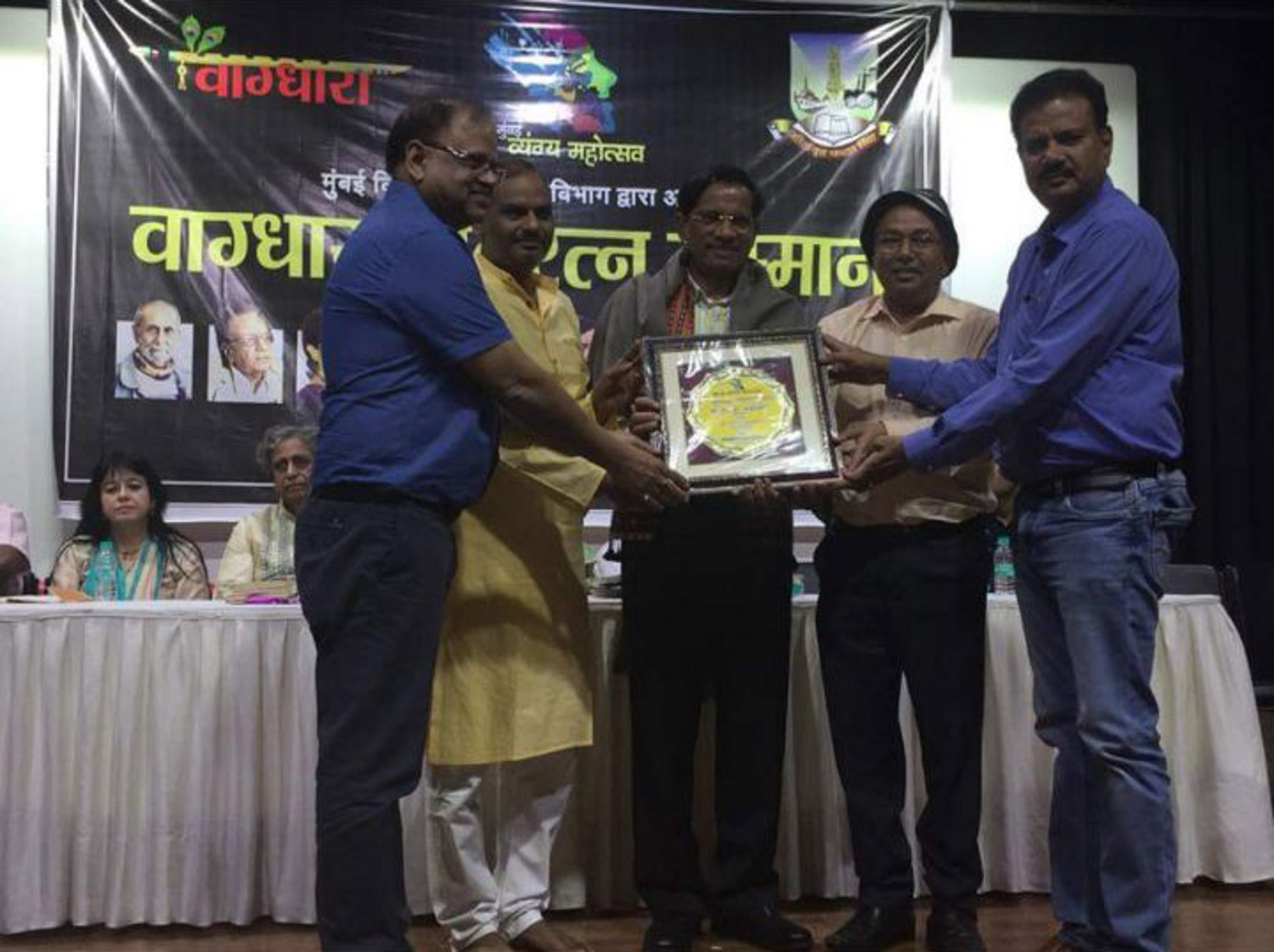 IGNTU Vice Chancellor honors Wadhdhara in Mumbai for his outstanding c