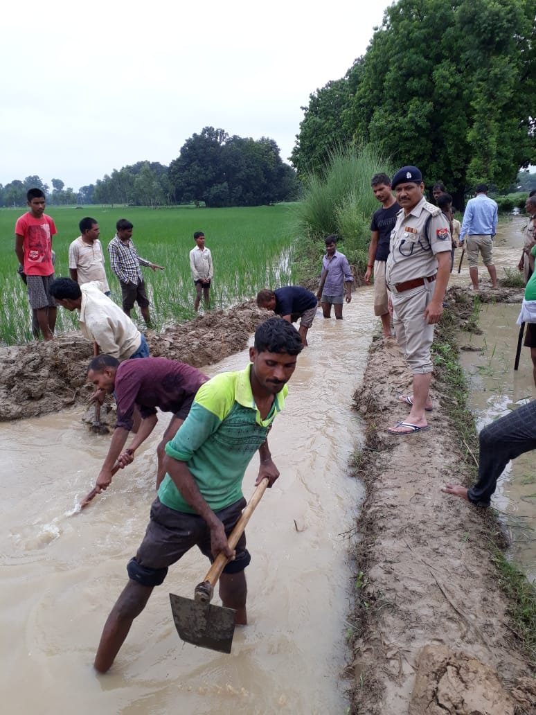 Faizabad police helped flood affected farmers In Rudauli