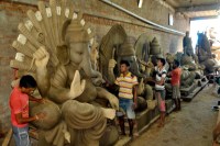 शहर में आ गए माटी के कलाकार, हर दिन तैयार की जाएगी गणेश और दुर्गा प्रतिमा