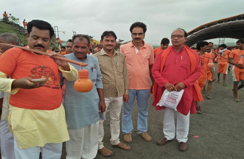 Video Story: MP के मंत्री भी कंधे पर कावड़ लेकर नर्मदा तट पहुंचे…