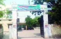 पन्नी का छत बनाकर उसके नीचे रहने मजबूर