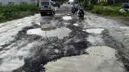 Road or death: The passengers sitting in luxury vehicles do not feel t