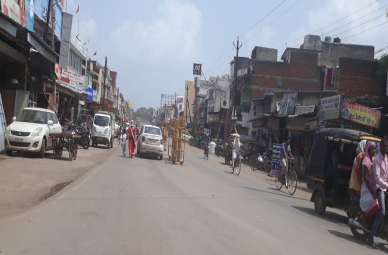 एनएच में बड़े-बड़े गड्ढे और पटरी में दुकानदारों का अतिक्रमण