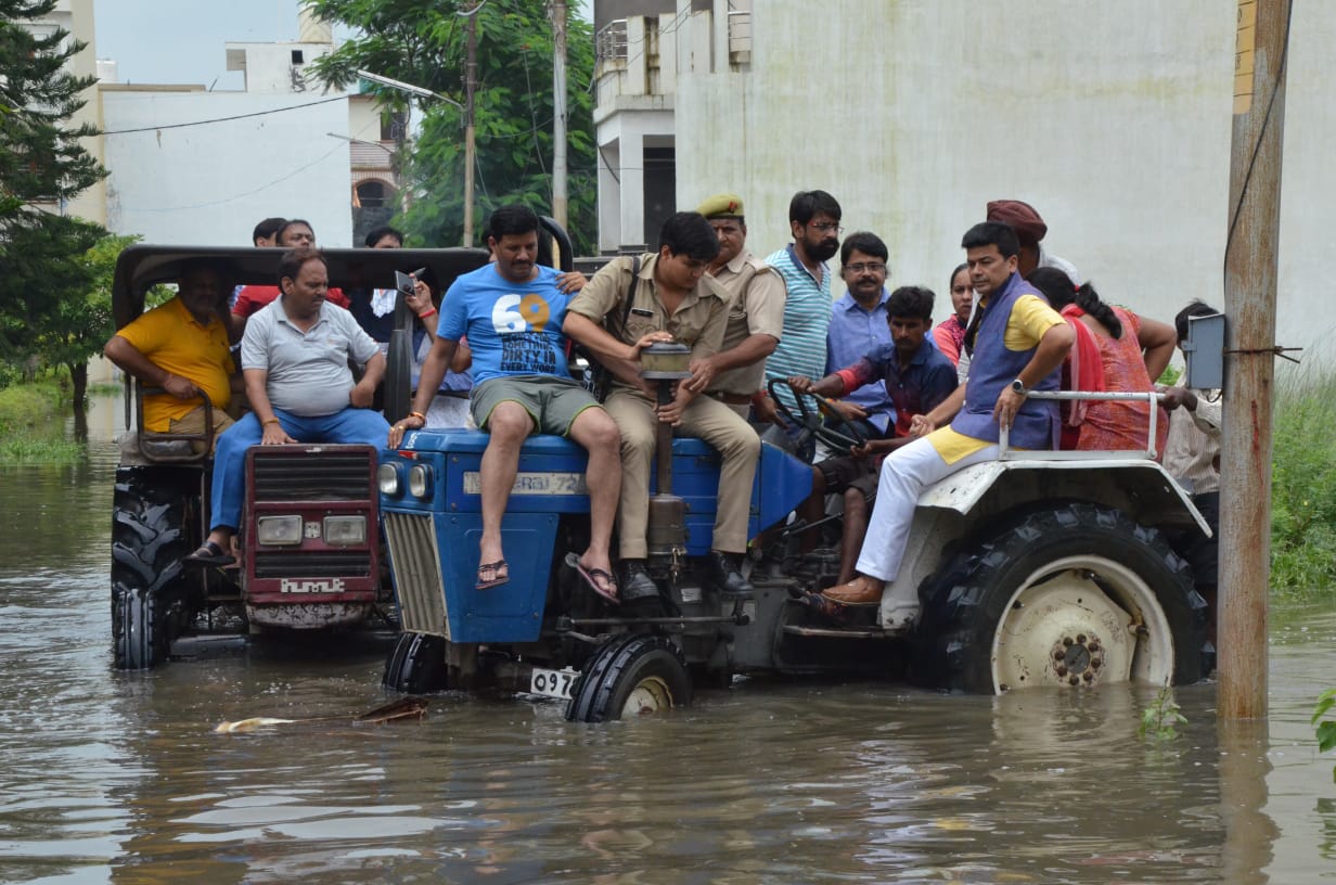 स्मार्ट सिटी के मेयर को कार छोड़ ट्रैक्टर पर पड़ा बैठना -देखें वीडियो