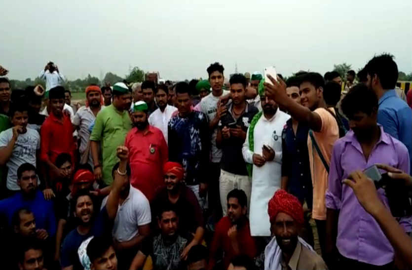 यमुना एक्सप्रेस—वे पर किसानों ने किया प्रदर्शन, लगाया जाम