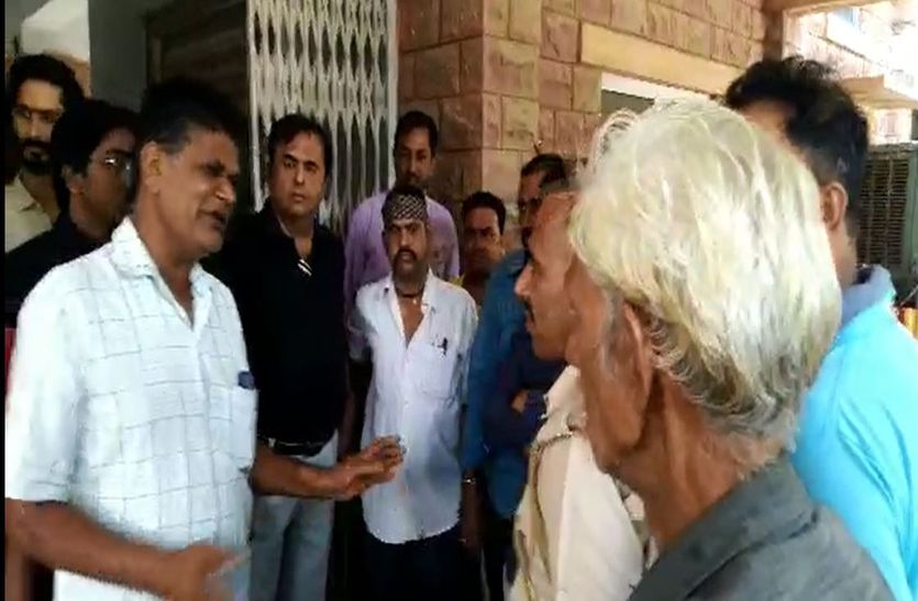 इलाज में देरी को लेकर सेटेलाइट अस्पताल में हंगामा