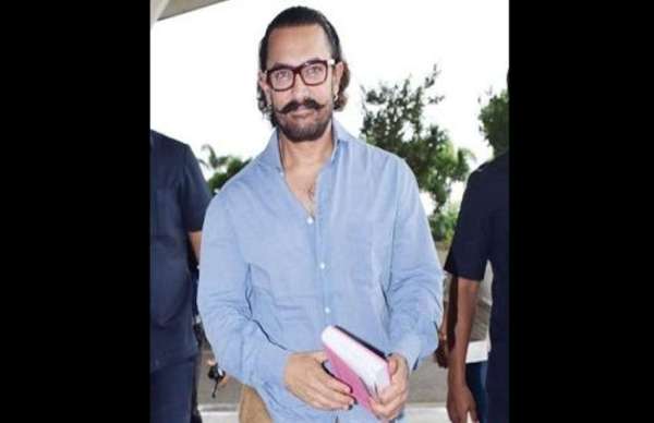 aamir khan reading book of mahabharat photos viral