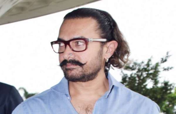 aamir khan reading book of mahabharat photos viral