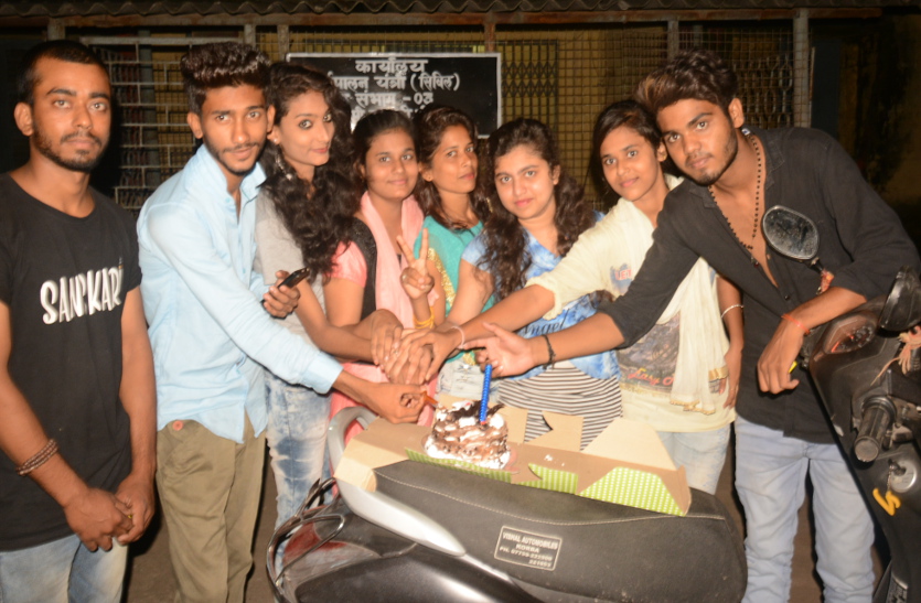 Friendship Day : एक यार ने दूसरे यार को बांधा फ्रेंडशिप बैंड, केक काटकर किया खुशी का इजहार