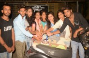 Friendship Day : एक यार ने दूसरे यार को बांधा फ्रेंडशिप बैंड, केक काटकर किया खुशी का इजहार
