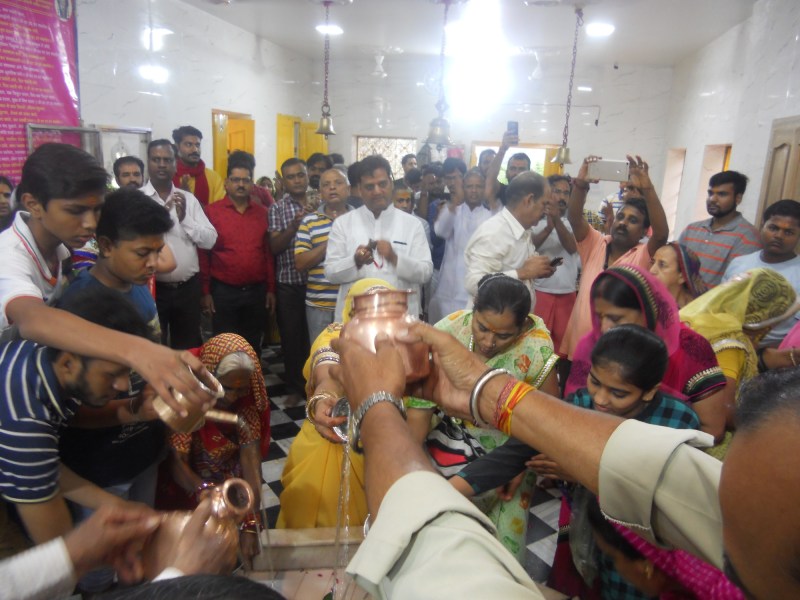 people worshiping of god shiva in temples