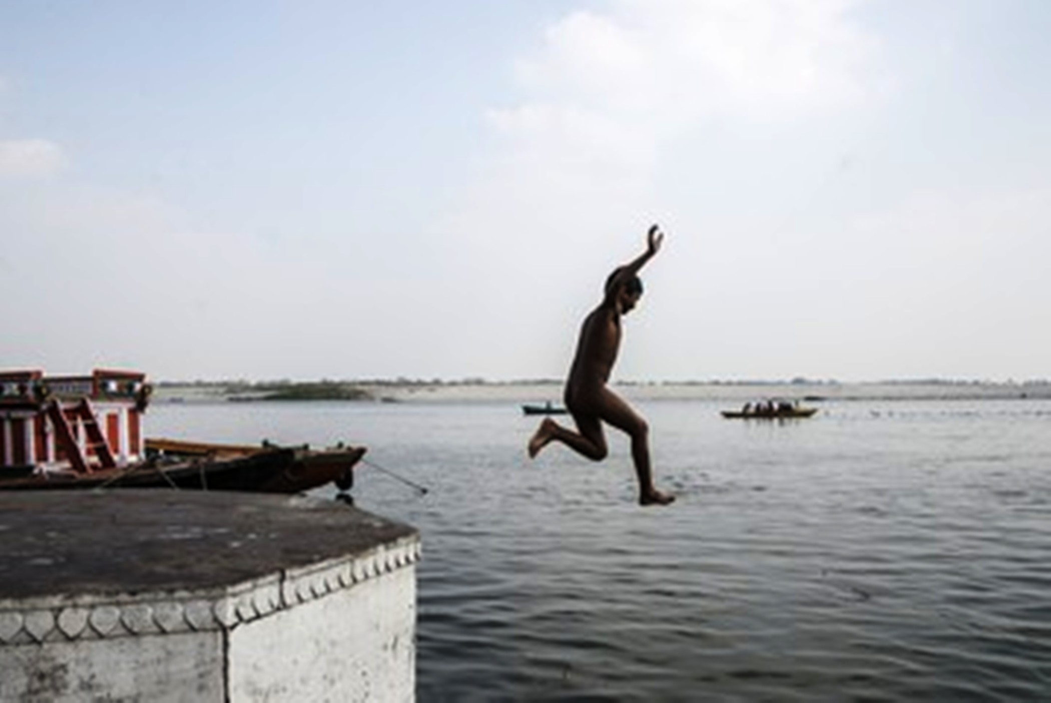 boys jump in ganga river in kanpur hindi news