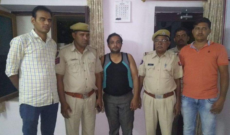 Robbery : Show a knife in the ATM, Four thousand Rupees Loot