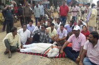 MLA lay down on NH