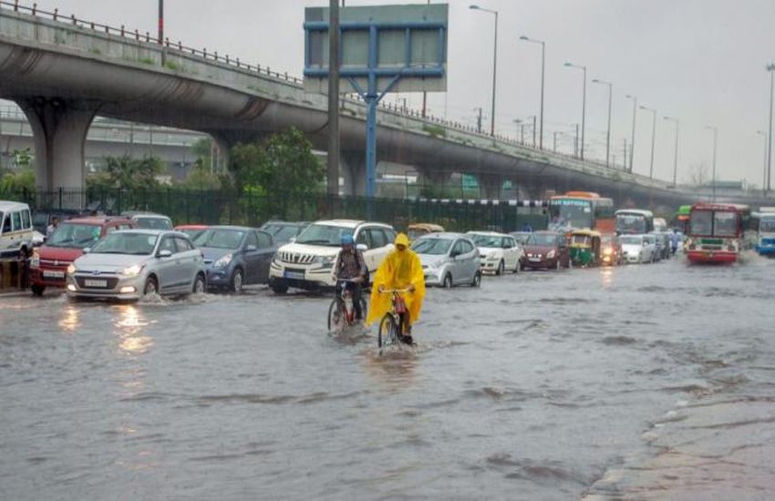 नई दिल्ली : दिल्ली में पिछले महीने लगातार बारिश के बाद से अभी बंद है। एक सप्ताह बीत जाने के बाद हालांकि अब दोबारा बारिश के आसार बनने लगे हैं। हालांकि रविवार को एनसीआर के कई इलाके में बारिश हुई, लेकिन दिल्ली की झोली रीती ही रही। लेकिन मौसम विभाग का कहना है कि एक बार फिर इस पूरे हफ्ते बारिश के आसार बन रहे हैं। पिछली बारिश ने किया था दिल्ली वालों को काफी परेशान बता दें कि जुलाई महीने के आखिर में लगभग एक सप्ताह तक रुक-रुक कर हुई बारिश ने लोगों को काफी परेशान किया था। पूरी दिल्ली की व्यवस्था बाधित हो गई थी। जगह-जगह जलजमाव हो गया था और दिल्ली में कोई ऐसा इलाका नहीं बचा था, जहां बारिश की वजह से परेशानी न पहुंची हो। सड़कें भी बारिश में डूब गई थी। अब अगस्त महीने की शुरुआत से तेज धूप और उमस ने लोगों को परेशान करना शुरू कर दिया है। लेकिन अगस्त की पहले रविवार यानी फ्रेंडशिप डे के मौके पर मौसम ने करवट बदली और सुहाना हो गया। दोपहर से शहर पर बादल छाए रहे। 10 अगस्त तक होगी वर्षा हालांकि मौसम विभाग से रविवार से ही दिल्ली और आसपास के इलाकों में बारिश का दौर दोबारा शुरू होना था। बारिश हुई भी, लेकिन सिर्फ एनसीआर के इलाके में। ऐसे में मौसम विभाग का अनुमान है कि 7 से लेकर 10 अगस्त तक दिल्ली में भी बारिश होगी। इस दौरान राजधानी और एनसीआर में तेज बारिश होने की संभावना है। मौसम में भी दो से तीन डिग्री गिरावट की संभावना जताई गई है। जबकि स्काईमेट का कहना है कि दिल्ली एनसीआर में बादल तो छाए रहेंगे, लेकिन बारिश के लिए 8 अगस्त तक इंतजार करना होगा। कभी तेज कभी हल्की बारिश होगी मौसम विभाग के अनुसार 7 अगस्त से बारिश में तेजी आएगी और यह 10 अगस्त तक होती रहेगी। इस दौरान रूक-रूक कर कभी तेज तो कभी हल्की बारिश होती रहेगी। जबकि स्काईमेट का कहना है कि दिल्ली एनसीआर में मानसून इस बार सामान्य से कम रहेगा। बादल तो छाए रहेंगे, लेकिन जबरदस्त बारिश के लिए अभी और इंतजार करना पड़ सकता है। हिमालय की तराई वाले क्षेत्र में मानसून होने की वजह से बारिश के आसार फिलहाल नहीं है। यह 8 अगस्त तक ही दिल्ली के करीब आएगी।