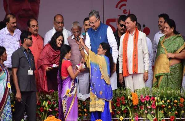Photo Gallery : सीएम के आते ही हितग्राहियों के चेहरों पर दिखी खुशियां, जिले में इतने लोगों को मिला स्मार्ट फोन