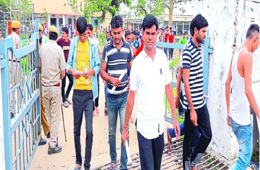 परीक्षा देकर बाहर आते परीक्षार्थी।