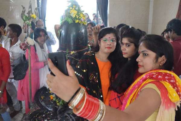 सावन के दूसरे सोमवार पर भोले के दर्शन को उमड़ी भीड़, देखें फोटो में