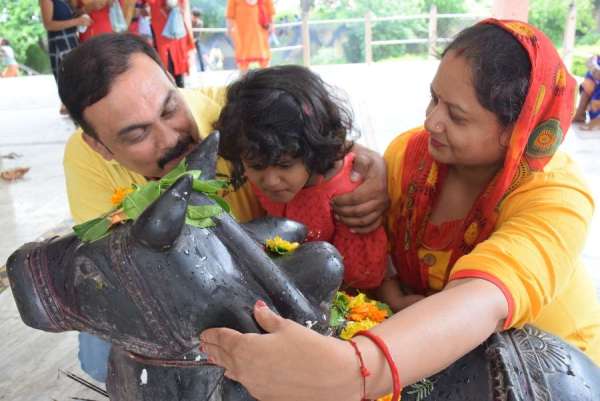 सावन के दूसरे सोमवार पर भोले के दर्शन को उमड़ी भीड़, देखें फोटो में