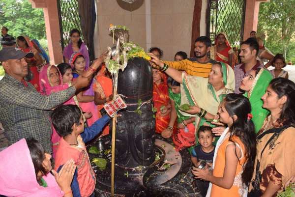 सावन के दूसरे सोमवार पर भोले के दर्शन को उमड़ी भीड़, देखें फोटो में