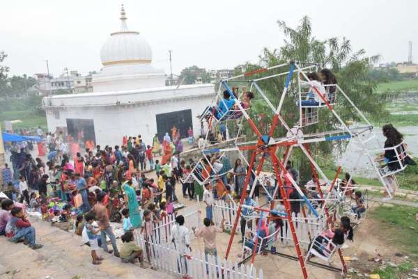 सावन के दूसरे सोमवार पर भोले के दर्शन को उमड़ी भीड़, देखें फोटो में