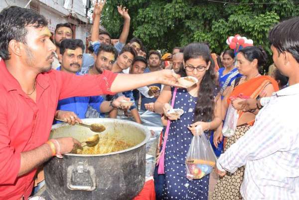 सावन के दूसरे सोमवार पर भोले के दर्शन को उमड़ी भीड़, देखें फोटो में