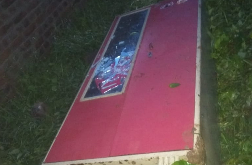 आलमारी उठाकर ले गए चोर, पर तोड़ नहीं पाए लॉकर, इतने हजार का माल पार होने से बचा