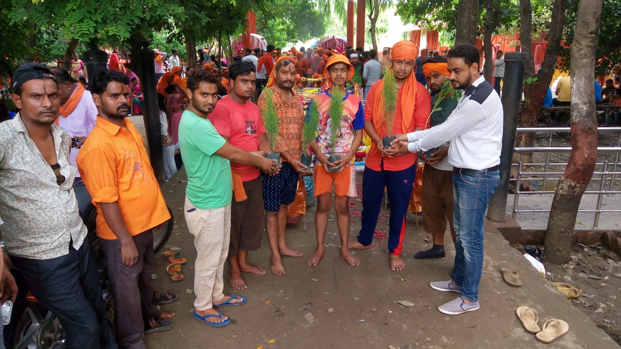 सावन के सोमवार पर मुस्लिम युवा ने कांवड़ियों को बांटे पौधे- देखें वीडियो