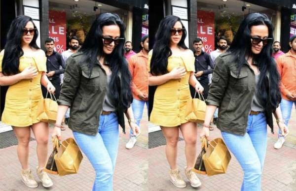 Disha Patani spot with tiger shroff mother ayesha and sister krishna