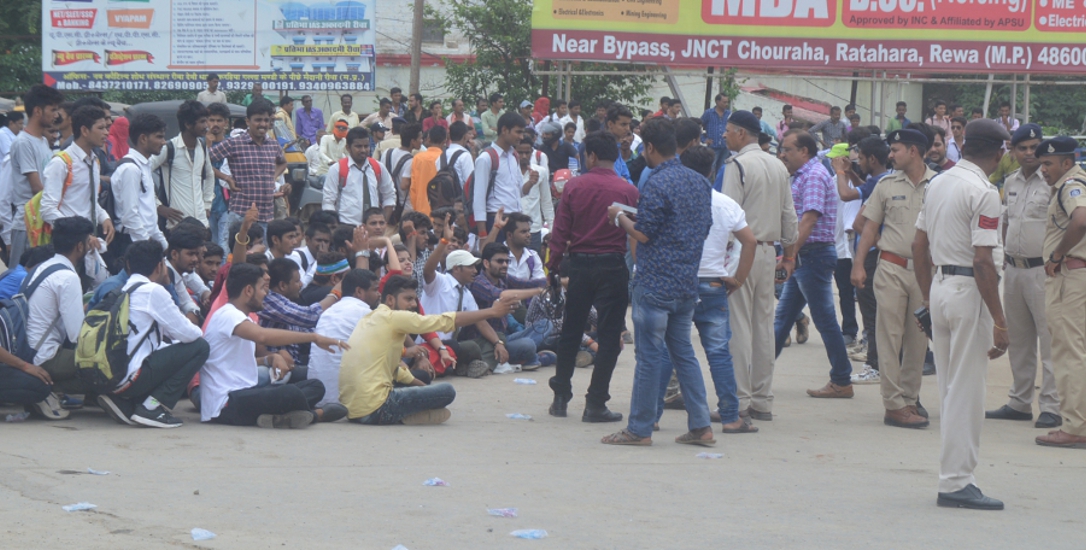 Rewa collector ignore student demand, protest in college for admission