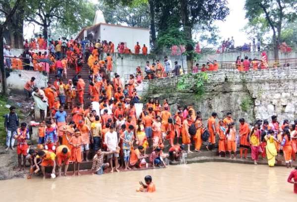 Bathing in Shankar ghat