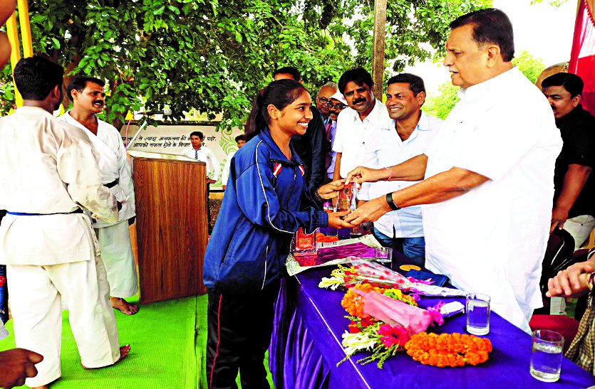 लड़कियों को कमजोर समझने की भूल न करें, देखें वीडियो