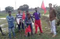 सीमांकन के बाद प्रशासन ने गाड़ा लाल झंडा, कब्जाधारकों ने शुरू की बदमाशी, झंडा उखाड़ दूसरी जगह लगाया